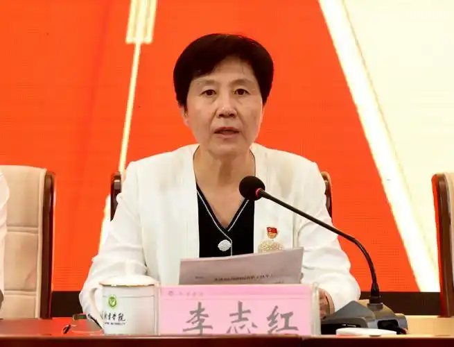 党委副书记,院长吕灵昌主持会议▲党委书记杨天梅讲话▲党委副书记