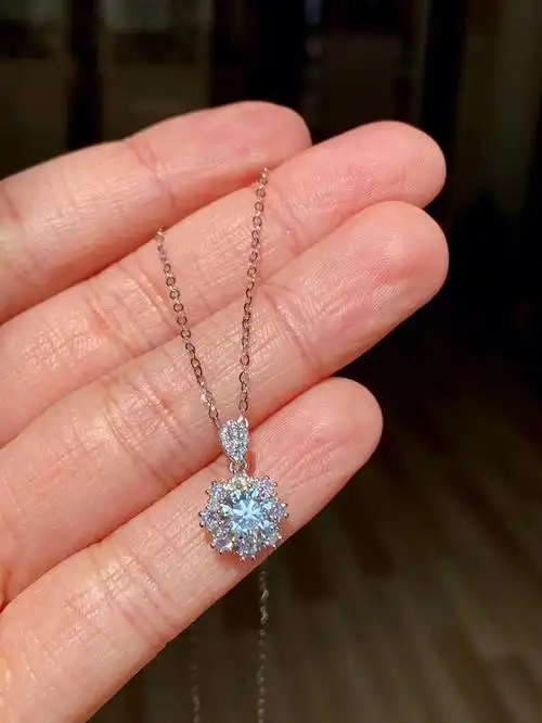 一克拉钻石吊坠