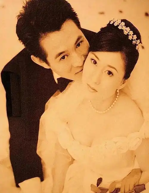 看了李连杰和利智的近照才知他为何61岁交代后事一切有迹可循