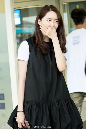 林允儿仁川机场街拍黑蓬裙粉飘带内搭纯白t恤乖巧干净