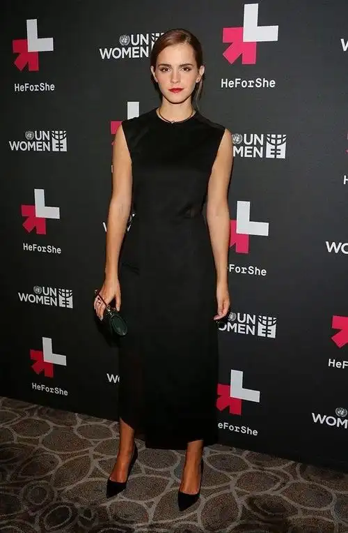 艾玛沃特森舍弃优雅淑女风烟熏妆容酷黑西装出席晚宴