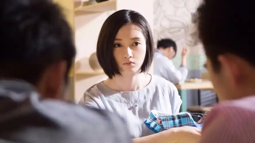 徐晓璐一起同过窗本色出演片场化身酷girl钟白