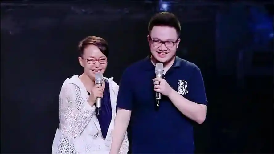 巴图和妻子台上深情演唱台下宋丹丹感动落泪巴图唱歌合集