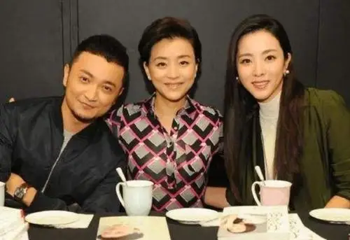 这个活力四射的新疆主持人.而当时李思思的搭档,就是尼格买提.