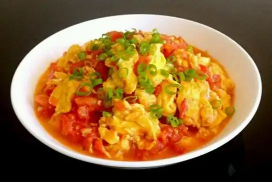 做西红柿炒鸡蛋好多人第一步就错了难怪不酸甜可口早知早好