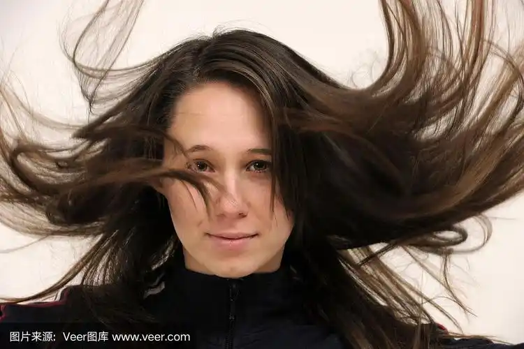 头发蓬乱的女人