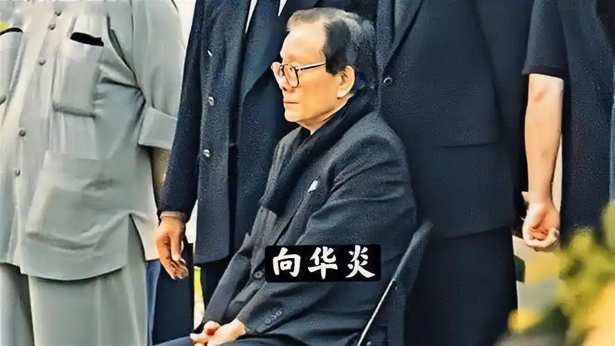 他是香港第一黑帮的无冕之王交好五亿探长吕乐辅佐三代龙头