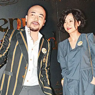 【图】黄伟文老婆照片被扒 其生日医生密友全程陪伴