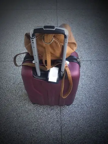 背上包,拖着小小的行李箱,逃出名为日常的囹圄,一起去流浪.