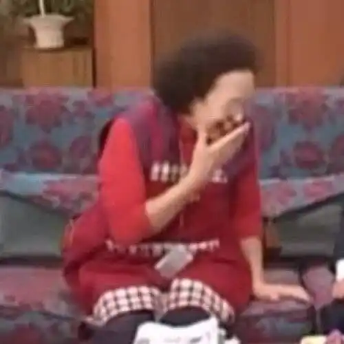 罗文姬捂嘴偷笑偷笑罗文表情