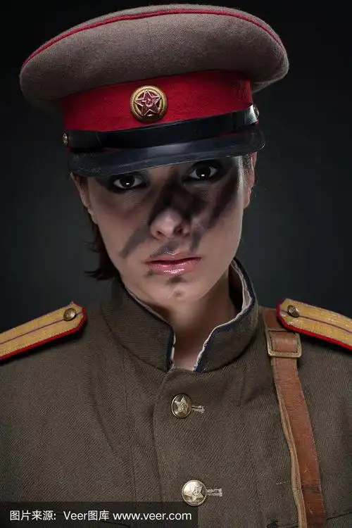 穿着旧苏联军装的性感女人.