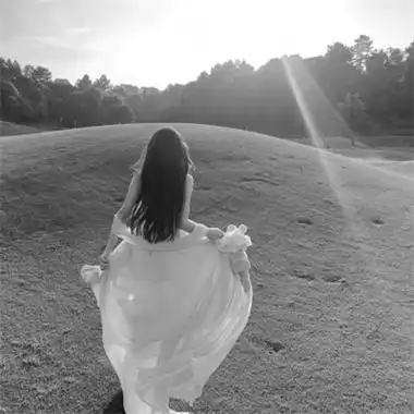 女图背影唯美头像黑白