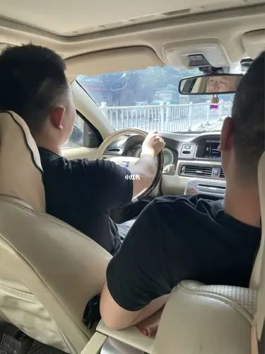 两个男人,一个在开车,一个坐副驾驶,嘴里聊着他们心爱的姑娘,然后去点