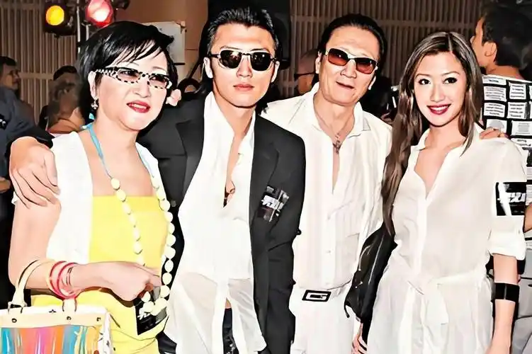 受家庭影响大,谢振轩疑交往46岁教练,王诗龄炫富,黄多多秀才艺_谢贤