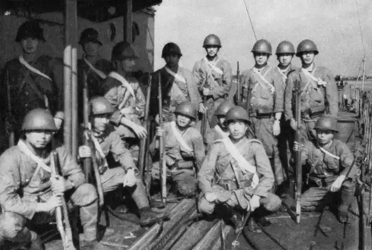 1937年8月23日,淞沪会战,从长江登陆上岸前的日军士兵在军舰上合影