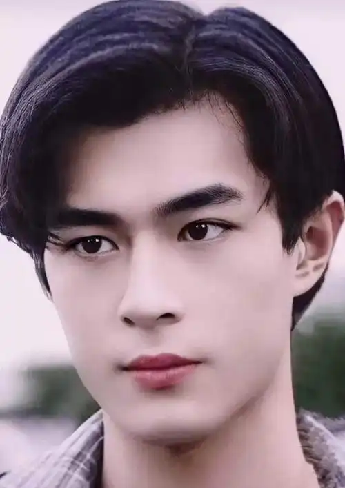 53岁古天乐当老板为年轻女演员站台,嘴唇变薄颧骨增突显出年纪