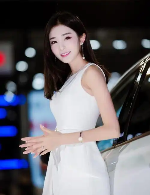 李凉凉原名李玲,1994年7月出生,地道的重庆妹子,毕业于重庆海联学院