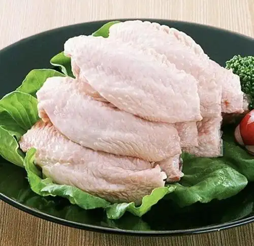 准备材料,鸡翅翅中,姜片,耗油,生抽,胡椒粉,料酒,食盐.