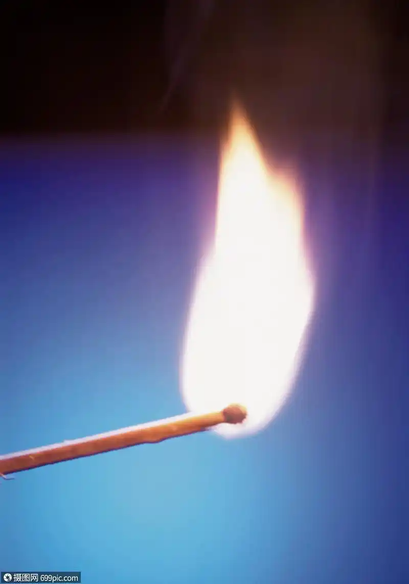 点燃的火柴