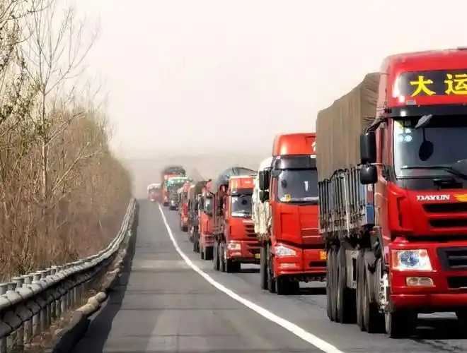 高速上为什么有些大货车喜欢占道行驶呢?司机:我们有苦难言啊