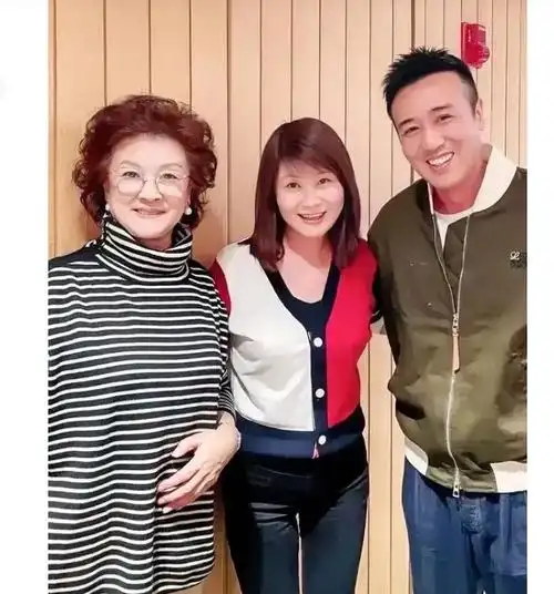 太喜欢这三位演员了于和伟和她凑在一起感觉就像一对情侣