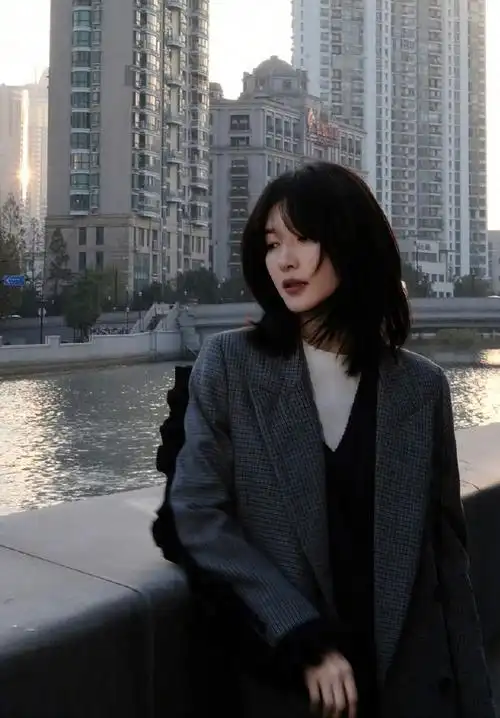 江疏影时尚大片曝光格雷系造型温柔而高级超期待欢乐颂5