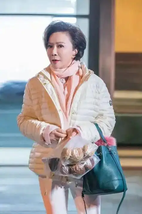 62岁蔡明时尚穿搭展现丰富魅力,岁月不减的风采令人惊叹!