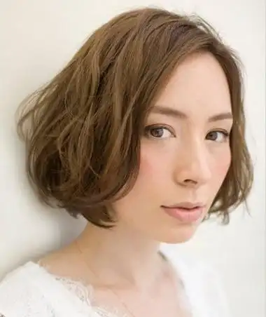中分短卷发发型女,今年流行的短发发型女