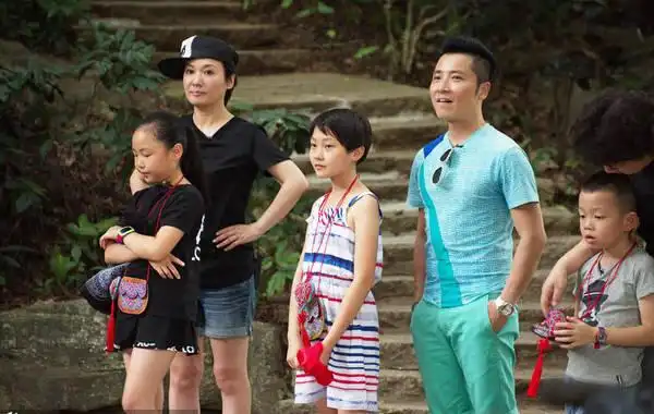 40岁周艳泓携女儿现身 穿超短裤露大腿(组图)