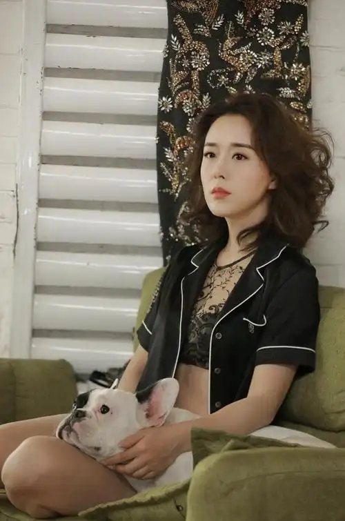 颜丹晨身着镂空上衣拍睡衣大片41岁凹凸身材藏不住真撩人