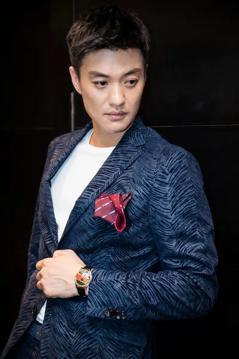 上海电影节发布会,老大周一围一身藏青色条纹西服套装,以暗色西装口袋