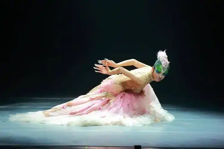 我表演同学们,让我们活动活动小手指,一起学习几种有趣的孔雀舞基本