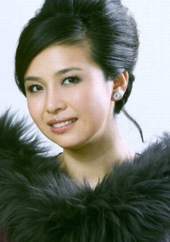 她是女演员王澜,曾因为癌症不得不退出娱乐圈,如今又再次走红