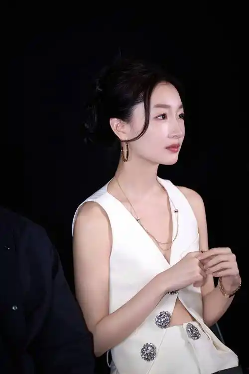 周冬雨白色露腰西装身材纤细单手比ok俏皮可爱