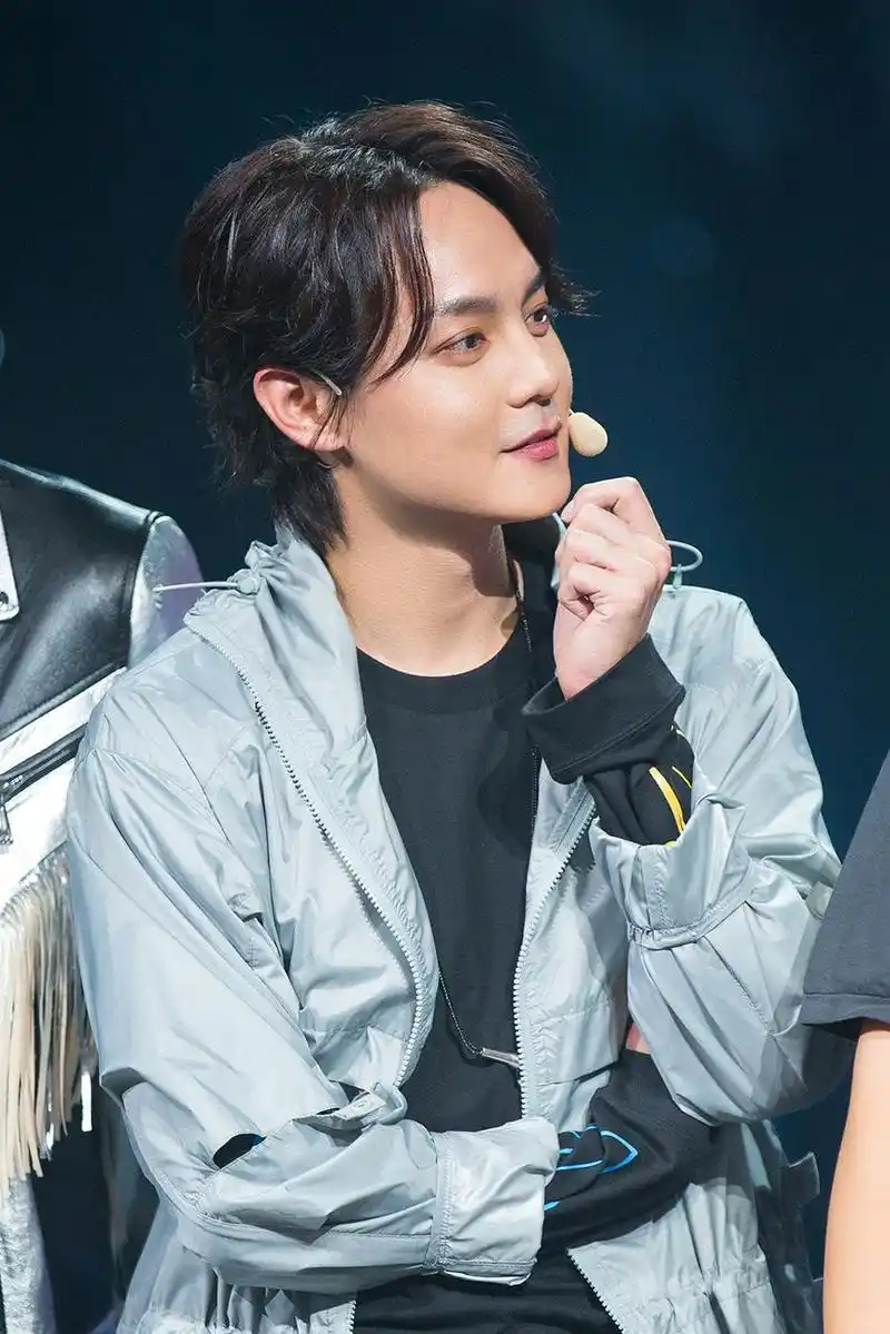 尹正近期时尚造型大盘点百变造型轻松驾驭