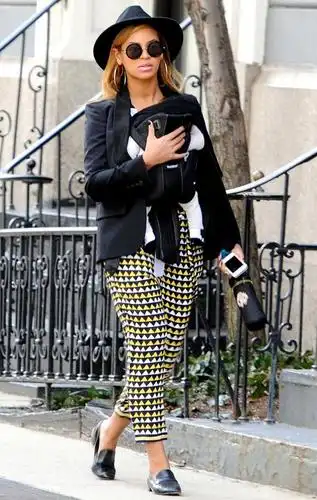 母亲节穿衣升级 学新晋辣妈碧昂斯街拍(组图)