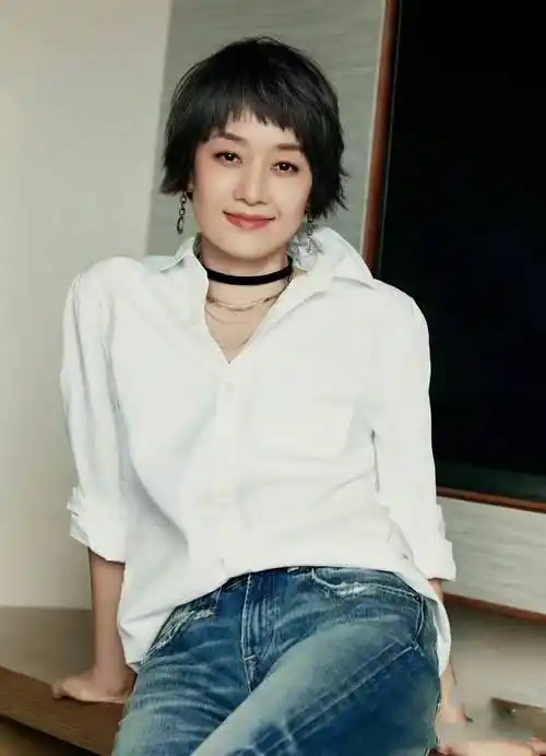 马伊琍又带火"极简风"穿搭,白色衬衫 牛仔裤,高级又洋气