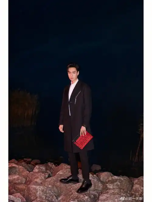 胡一天西装皮鞋黑袜