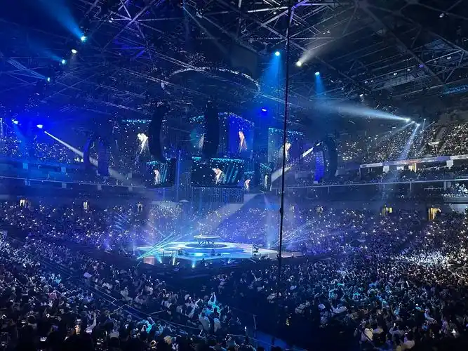 梅奔现场舞台效果太牛了!#周兴哲演唱会 - 抖音