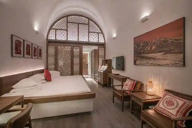 石窑洞环境不错,每层都是窑洞式的风格,体现了延安的风土人情和历史