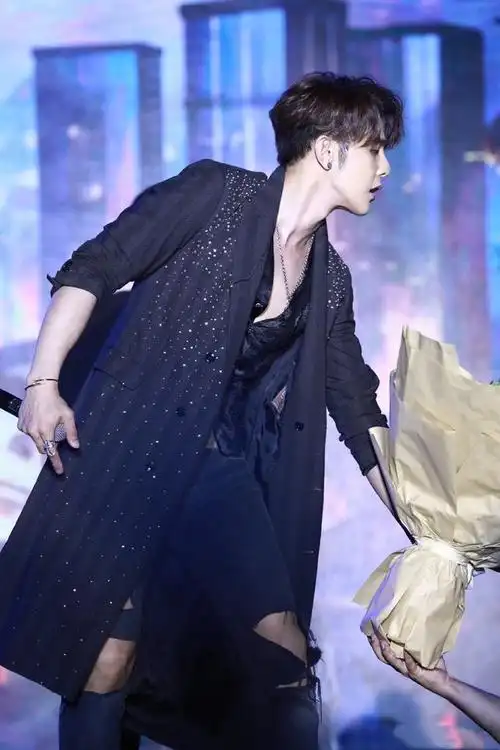 侧脸轮廓绝了!感觉汪东城比十几年前更帅更有魅力了.