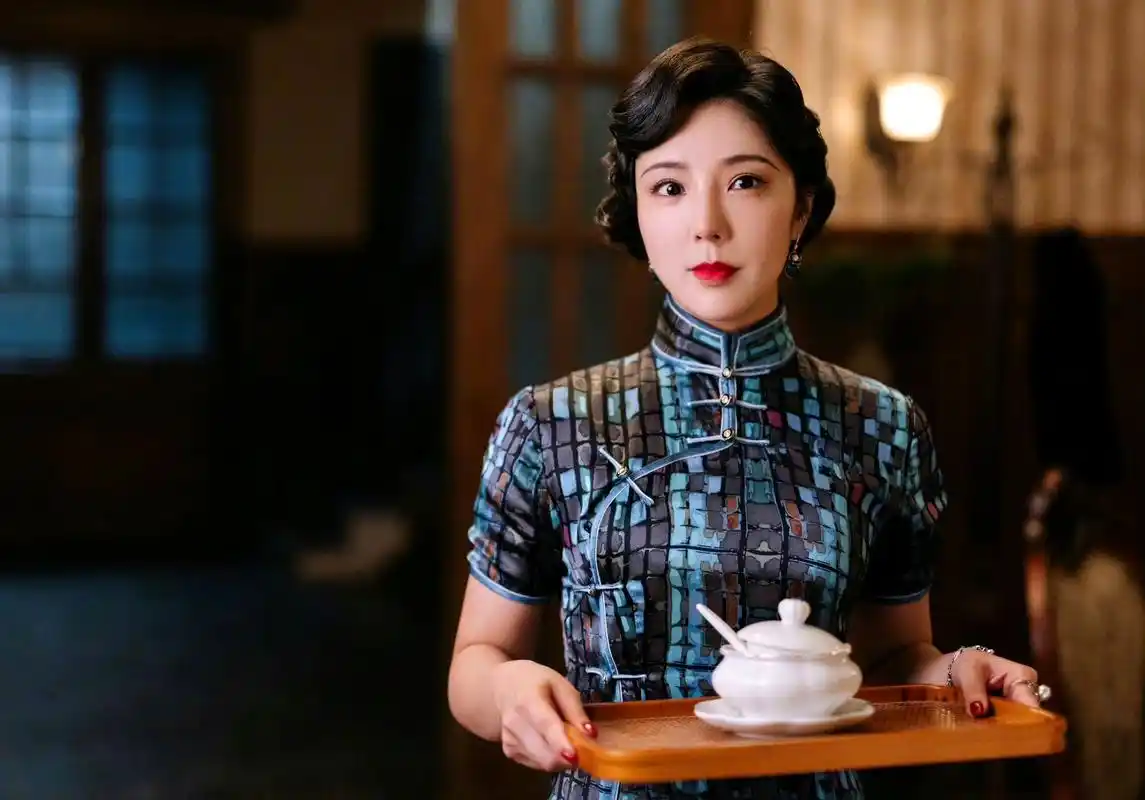 赵奕欢疯批美人感有了,她在《梅花红桃》里的造型真的好美!