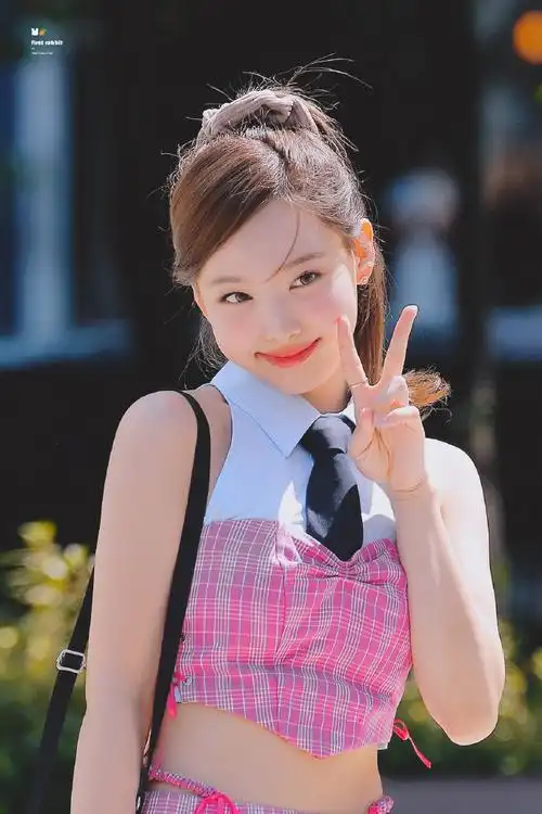 林娜琏超话ny#林娜琏脸链造型#220903 mini fm 饭拍高清照亮世界的