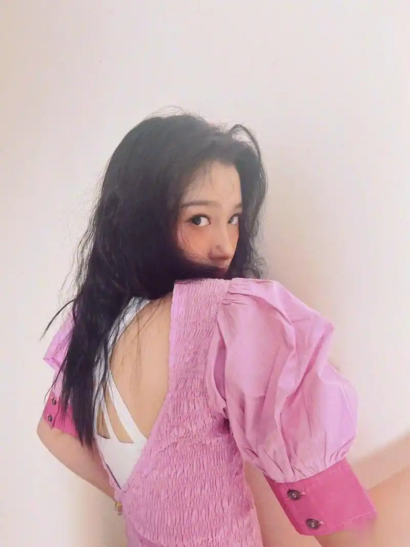 关晓彤美照,粉色公主裙搭配甜心妆,梦幻甜美