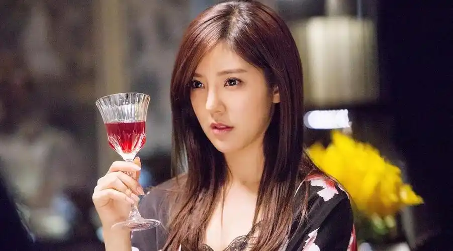 青春期的女主角叫什么名字(青春期宅男女神赵奕欢)