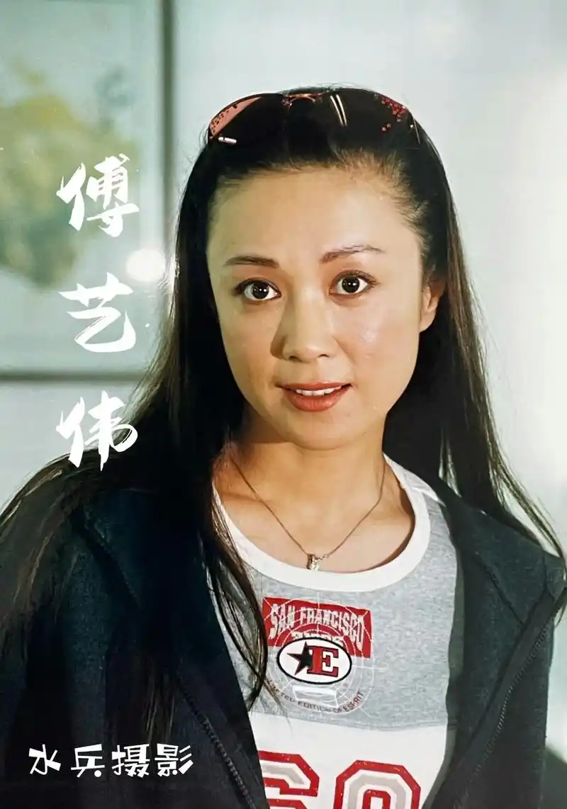 水兵摄影:中国内地女演员-傅艺伟.【傅艺伟简介选自网络】   - 抖音