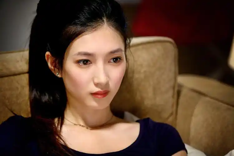 组图:《一仆二主》江疏影剧照 扮白领被赞清新