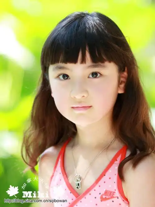 24岁歌手张木易与12岁嫩模相恋 曝miki海量萌照