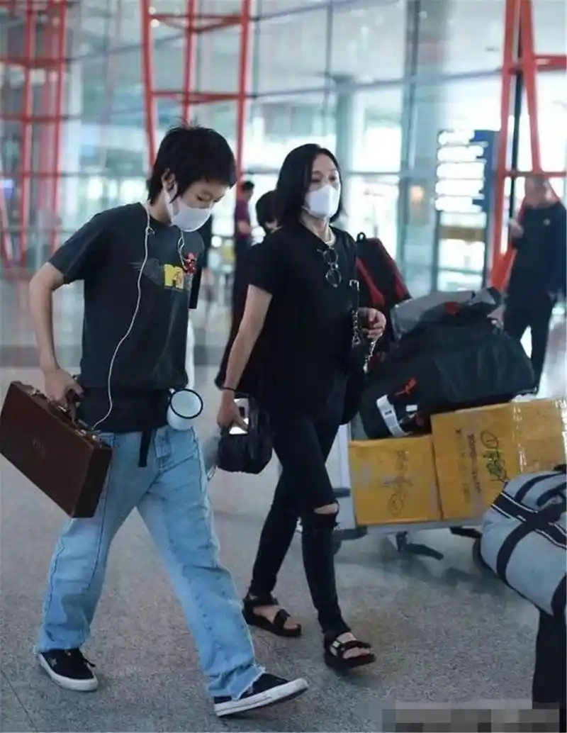 周迅窦靖童"忘年之交"再同框,看起来很有"姐妹感"!