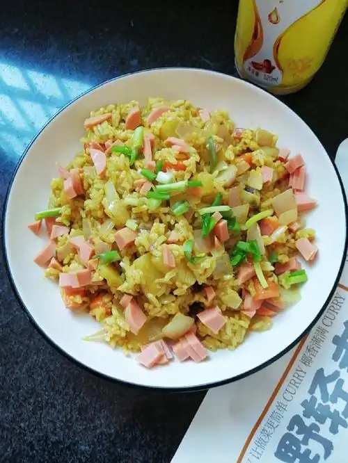 厨房小白也能轻松做的生椰咖喱火腿炒饭